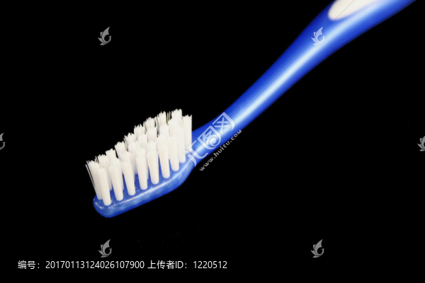 黑色背景孤立的藍色牙刷