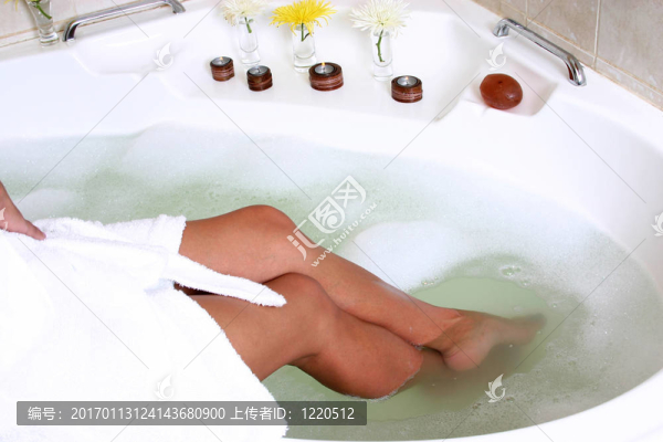 女人享受她的沐浴時間