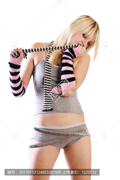 穿性感短褲和低切背心的女孩