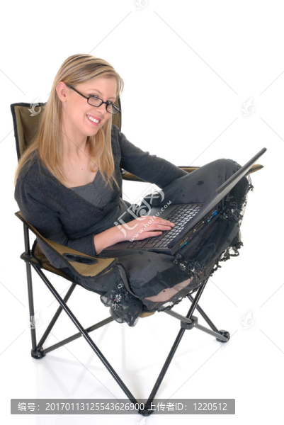 在家加班的女人