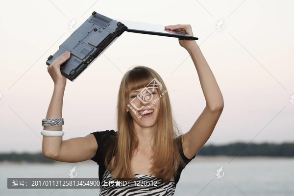 年輕女子與她的筆記本電腦