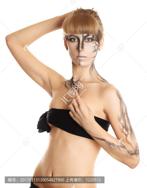 美麗的女孩，她的皮膚上的油漆