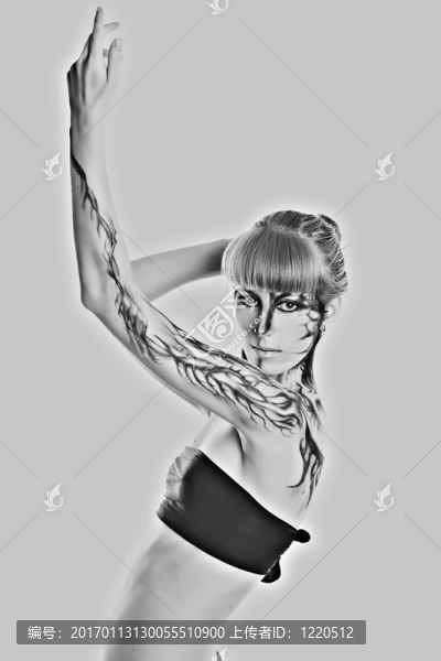美麗的女孩，她的皮膚上的油漆