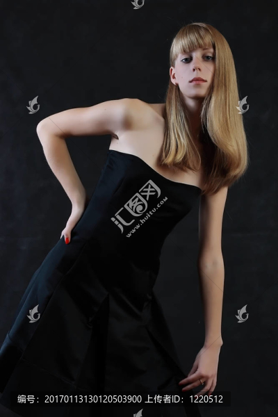 一個長著金發(fā)的女孩