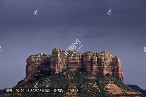 在陽光照射的巖石風(fēng)暴