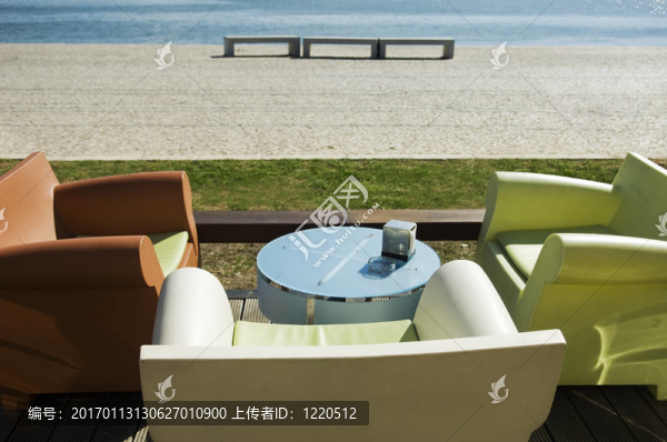 陽臺的沙發(fā)和河濱
