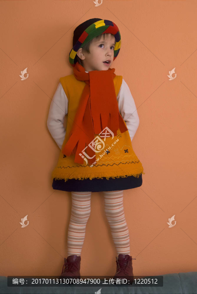 小女孩在橙色的裙子四處尋找