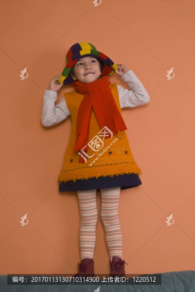 在橙色的帽子打衣服的小女孩