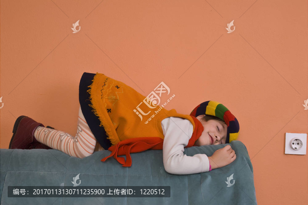 橙色的衣服小女孩