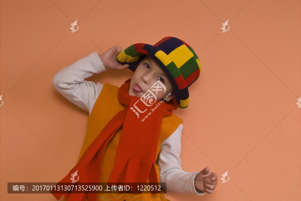 在橙色的裙子玩的小女孩