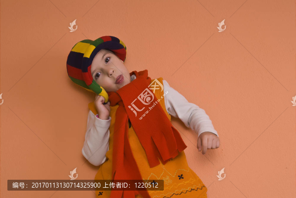 在橙色的裙子玩的小女孩