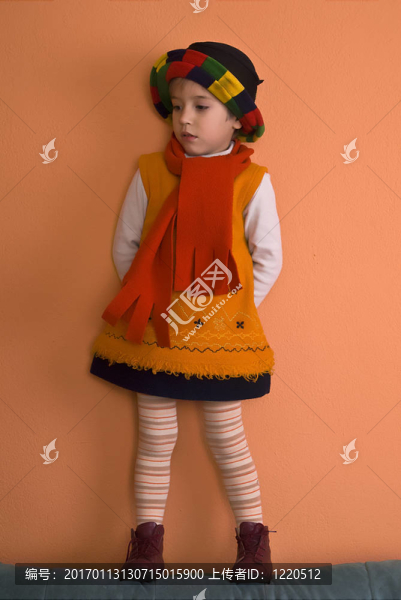 小女孩在橙色的裙子看