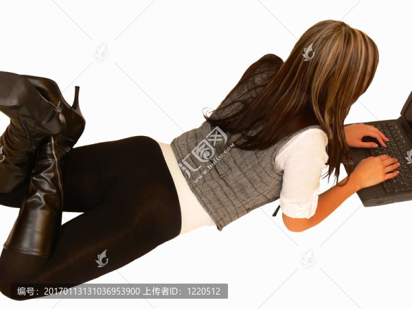 躺在緊身的年輕女士