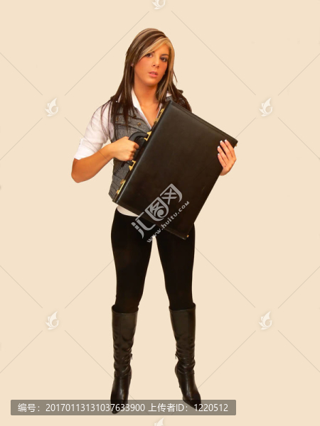 穿著牛仔褲的年輕女士。