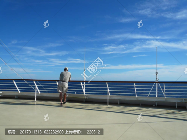 甲板上的人-匯圖網(wǎng) www.fosd68.com 甲板上的人