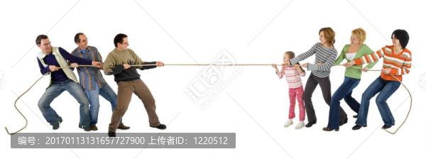 休閑男女玩拔河-孤立的白色