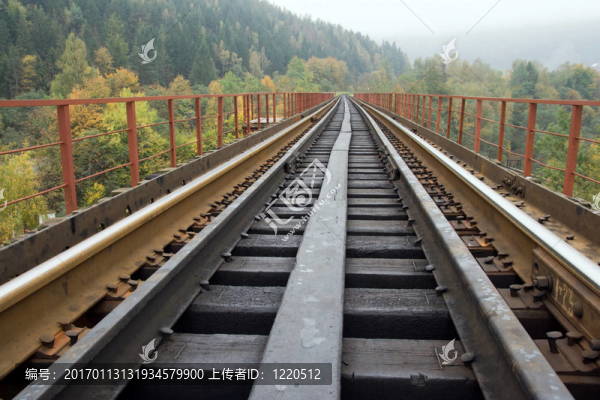 橫跨山上的鐵路