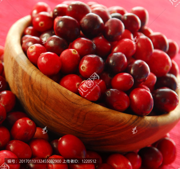 在一個(gè)碗里小紅莓