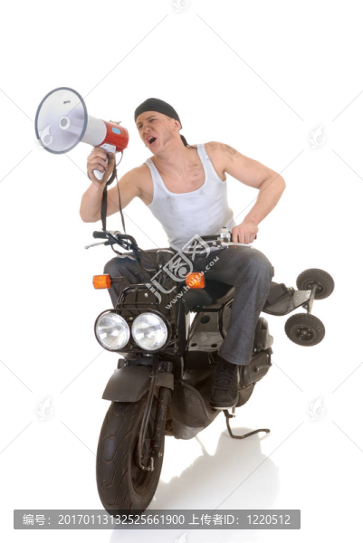 男孩；滑板車擴音器