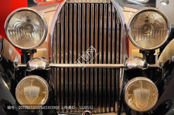 前面的一輛舊汽車