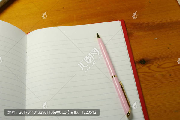 筆記本上的筆