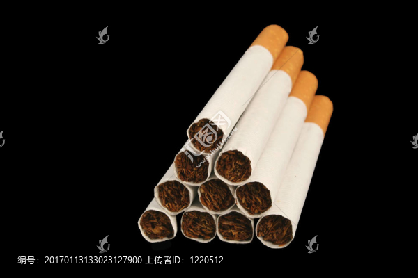 黑色背景上的孤立香煙