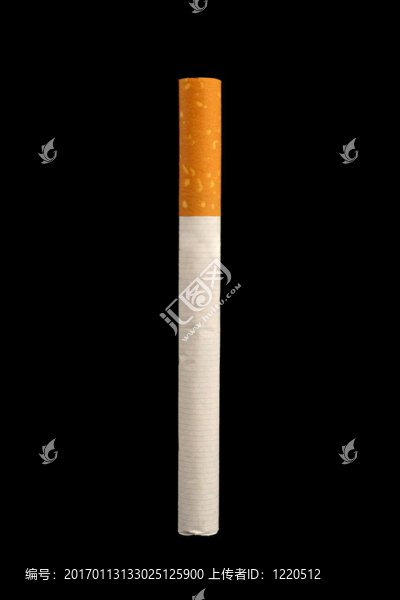 黑色背景上的孤立香煙