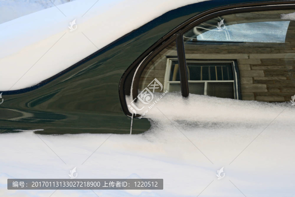 車在深雪反射周圍建筑物