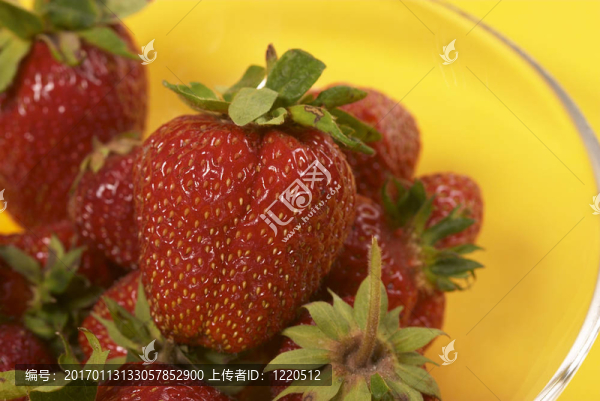 在一個玻璃碗里的草莓黃色