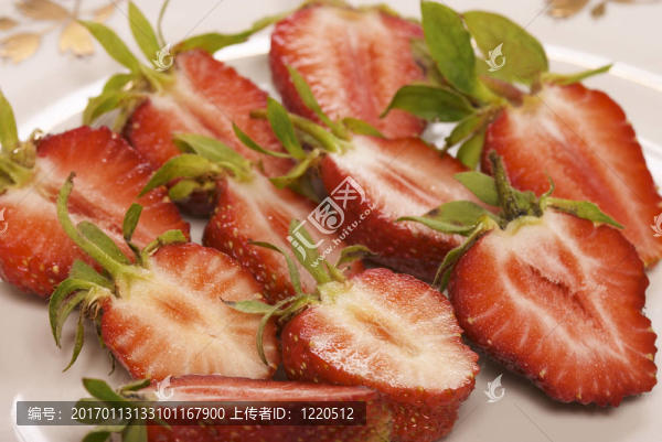 盤子上的草莓片