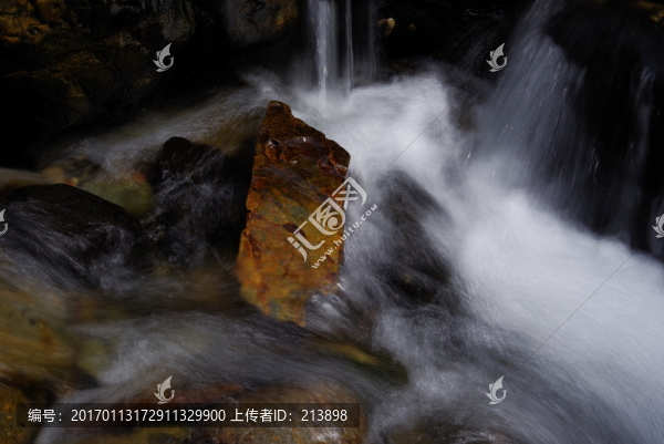 溪水