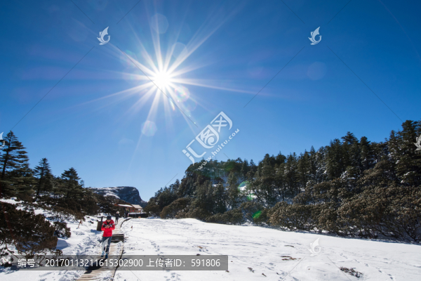 雪山棧道上的紅衣人