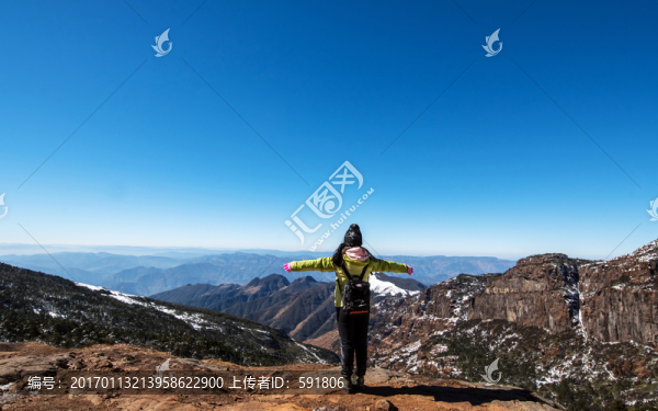 站在雪山懸崖峭壁上的少女