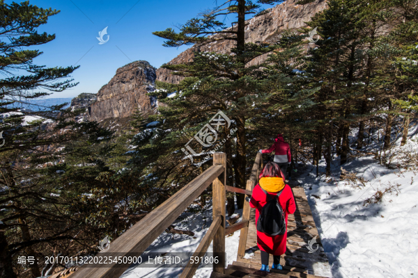 林海雪山棧道上的紅衣少女