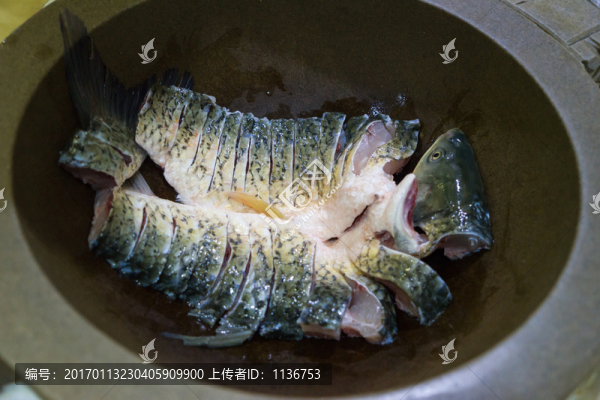 一盆魚肉