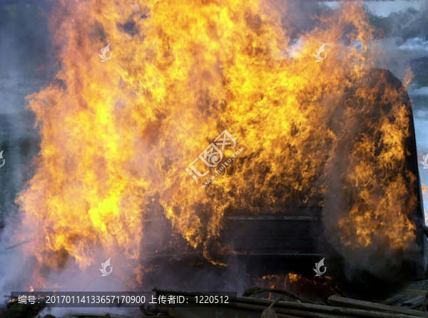 火焰從殘骸中跳躍