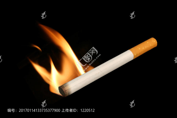 黑色背景上的孤立香煙