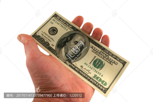 一百美元的鈔票在一只手上