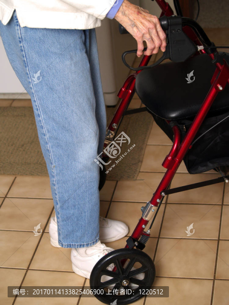 與學(xué)步車的老太太