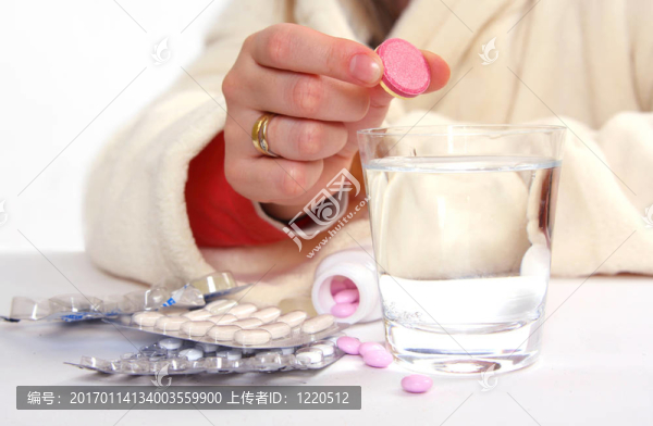 生病的女人和藥丸