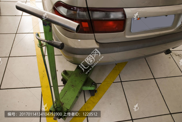 后一個(gè)米色的車(chē)underhoist