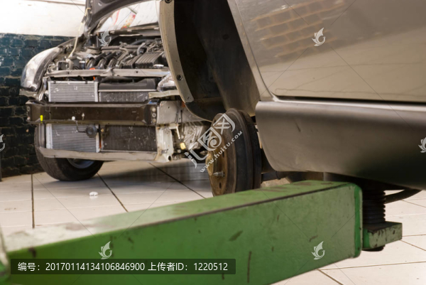修理車間電梯。
