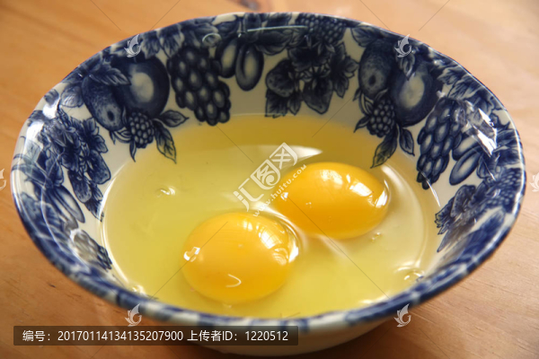 兩個生雞蛋