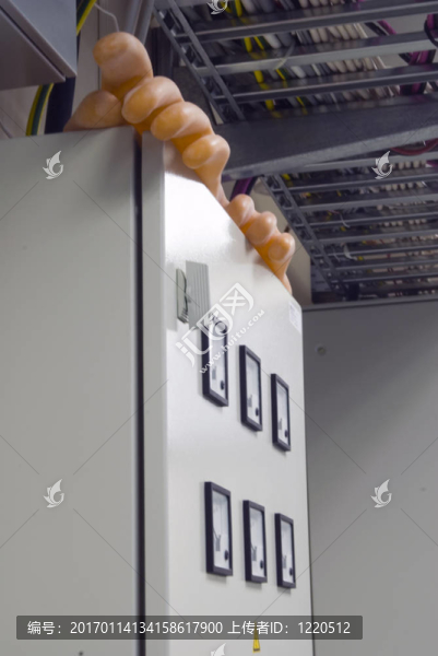 帶手套的電盾