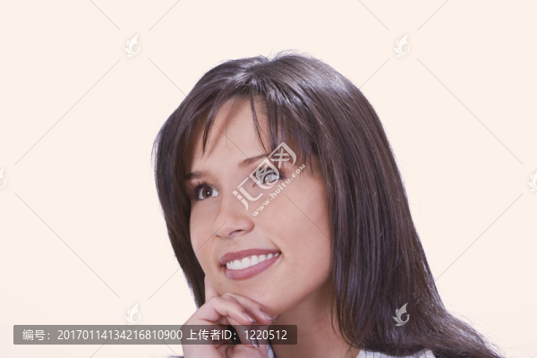微笑的女的思考