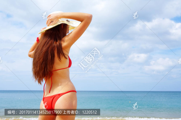女人在海灘上