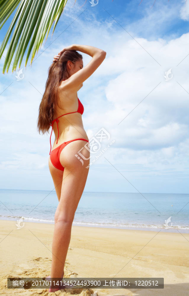 女孩在海灘上