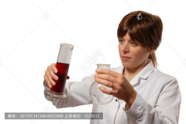 年輕女科學家倒液體