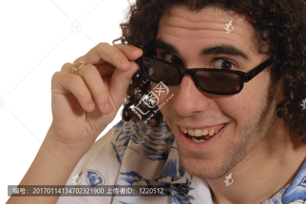 戴墨鏡的年輕人