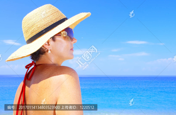 女人在海灘上